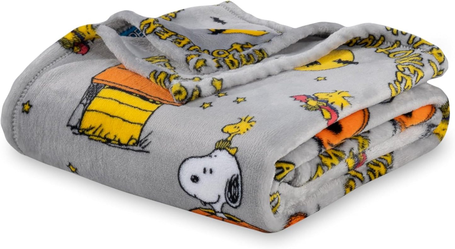 Cute Character Snoopy Plush Oversized Kids Throw Blanket, Christmas Comic Strip Colorized White (50In X 60In)