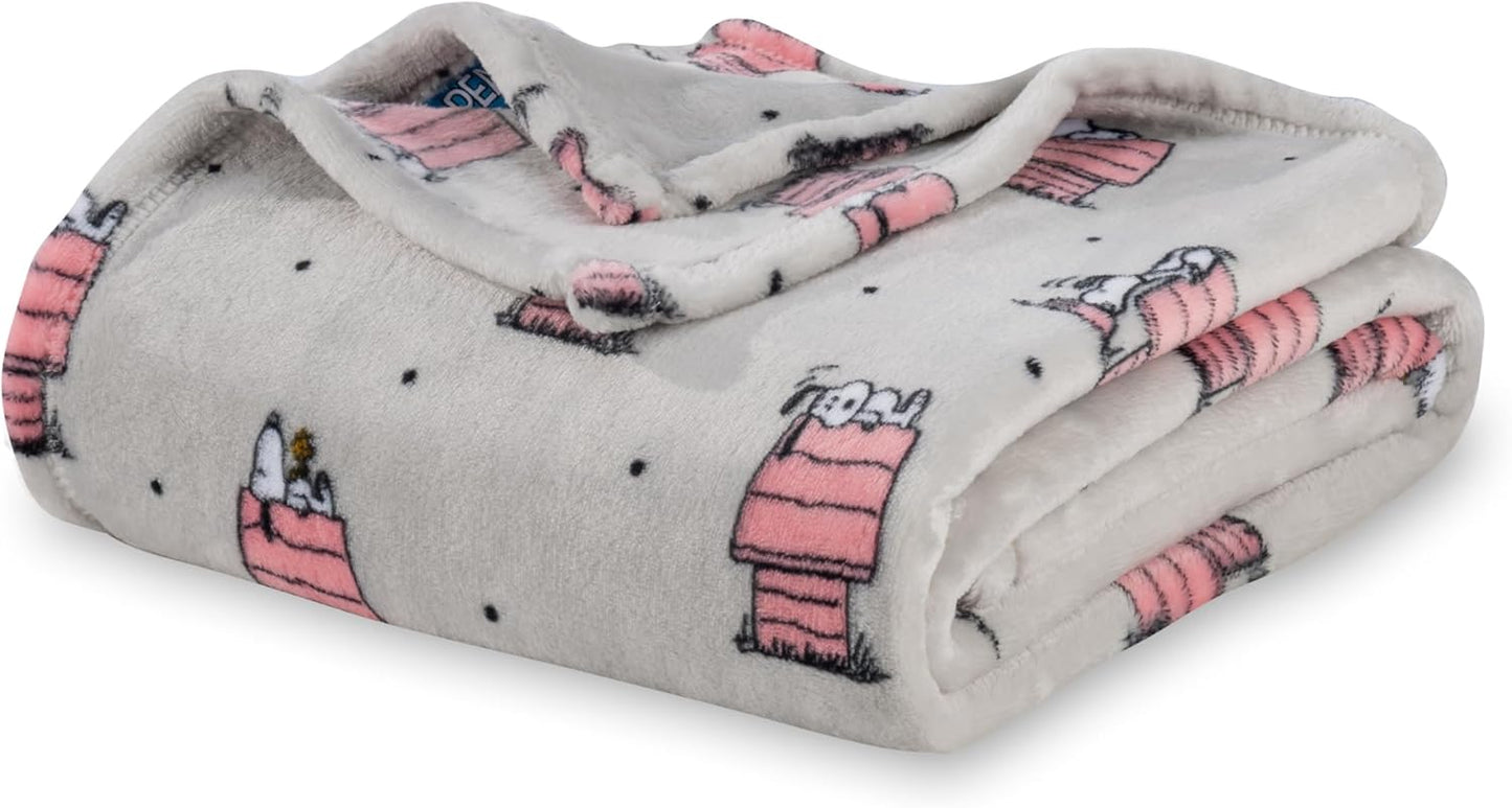 Cute Character Snoopy Plush Oversized Kids Throw Blanket, Christmas Comic Strip Colorized White (50In X 60In)