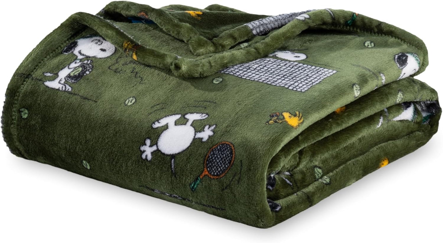 Cute Character Snoopy Plush Oversized Kids Throw Blanket, Christmas Comic Strip Colorized White (50In X 60In)