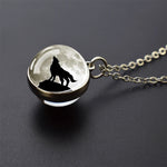 Men Fashion Wolf Necklace Wolf Head Glass Ball Pendant with Silver Color Chain Necklace Fantasy Jewelry