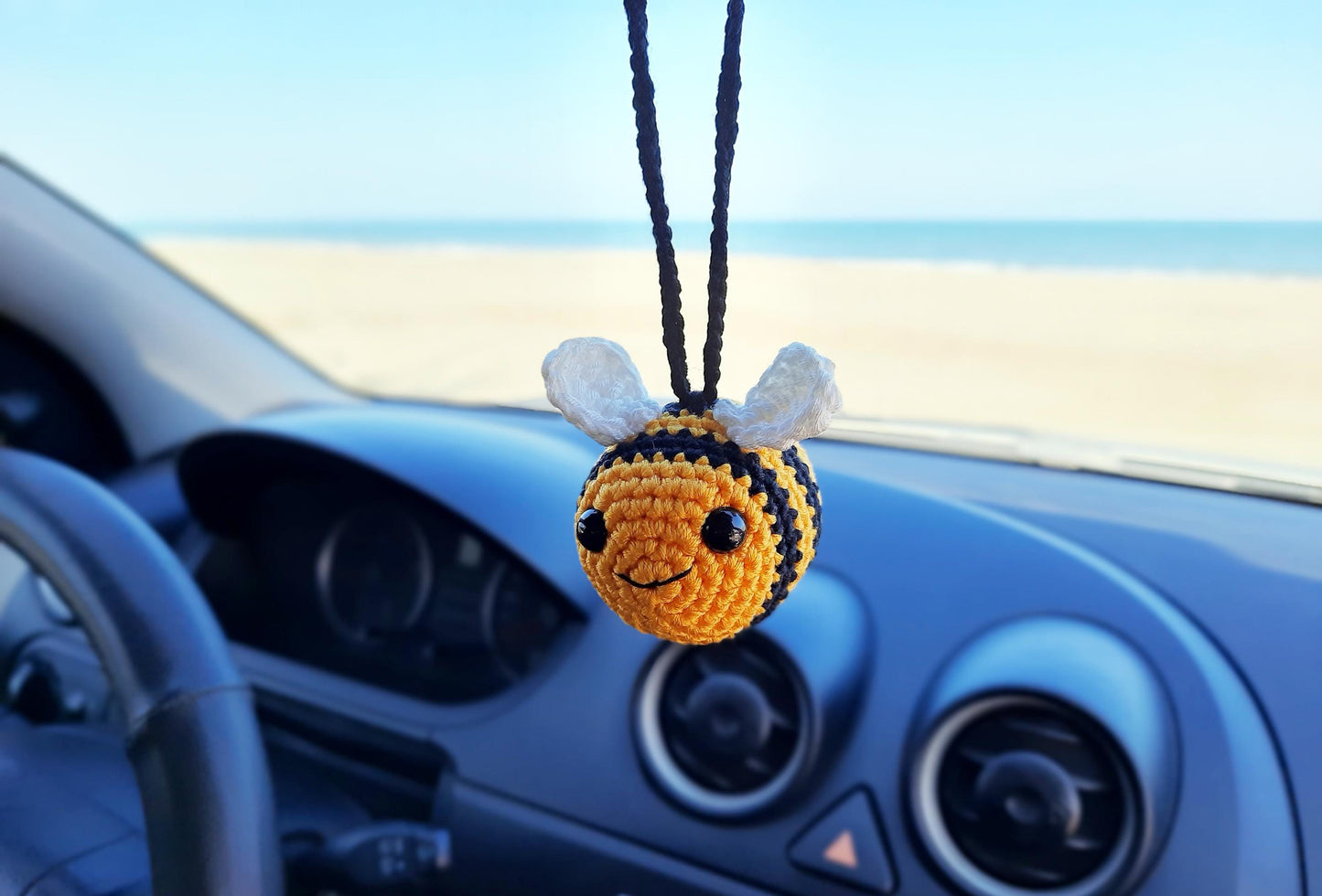 Handmade Crochet Bee Keychain – Cute Amigurumi Bag Charm – Bumblebee Gift – Car Mirror Accessory – Bee Lover Gift
