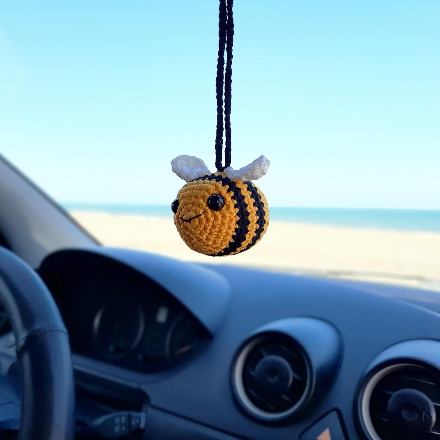 Handmade Crochet Bee Keychain – Cute Amigurumi Bag Charm – Bumblebee Gift – Car Mirror Accessory – Bee Lover Gift