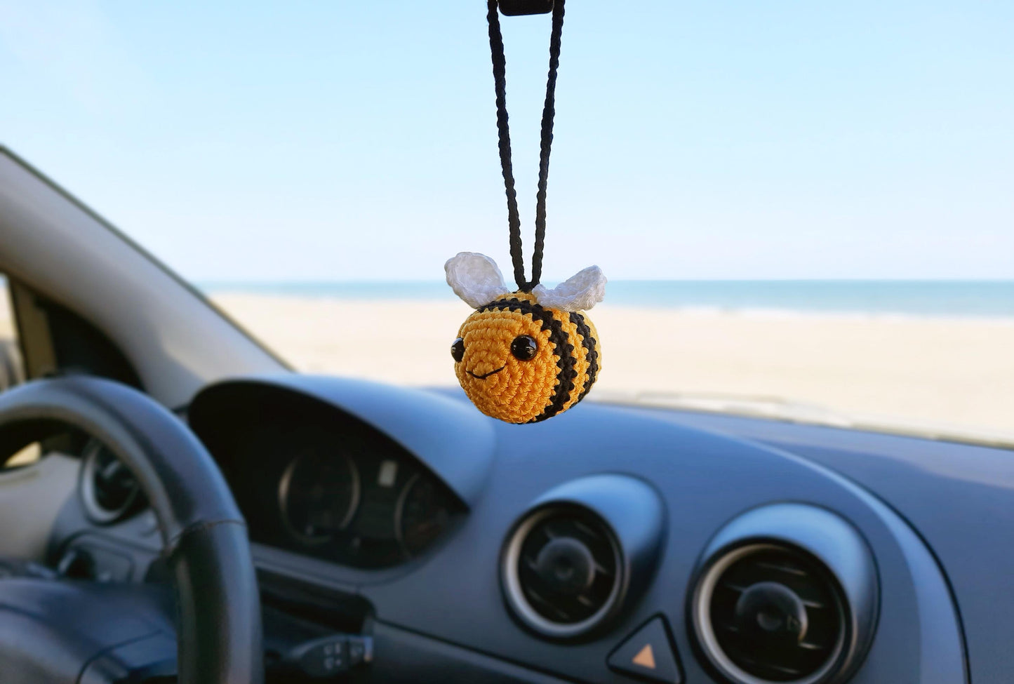 Handmade Crochet Bee Keychain – Cute Amigurumi Bag Charm – Bumblebee Gift – Car Mirror Accessory – Bee Lover Gift