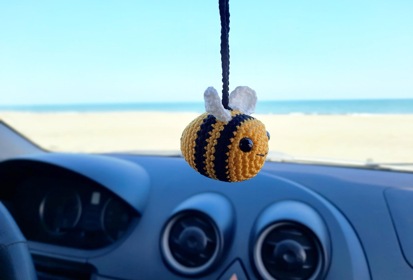 Handmade Crochet Bee Keychain – Cute Amigurumi Bag Charm – Bumblebee Gift – Car Mirror Accessory – Bee Lover Gift